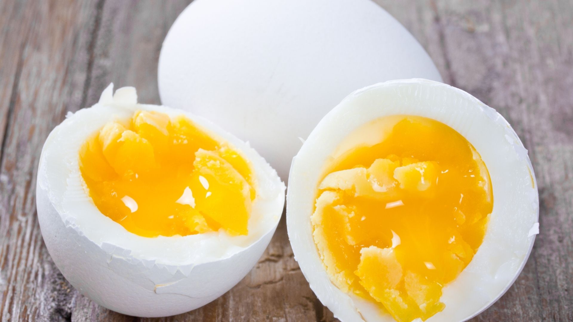 Почему яйца жидкие. Мягкое вареное яйцо. 2 Вареных яйца половина апельсина.